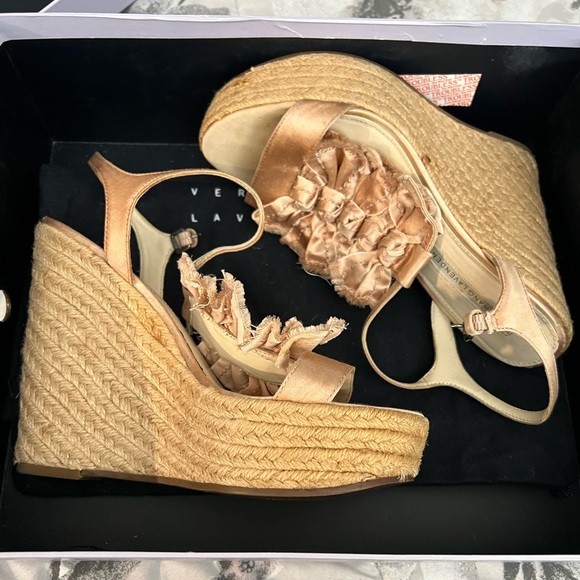 Vera Wang Lavender Paige Latte Pink Sayin Wedges size 7 - Picture 1 of 8